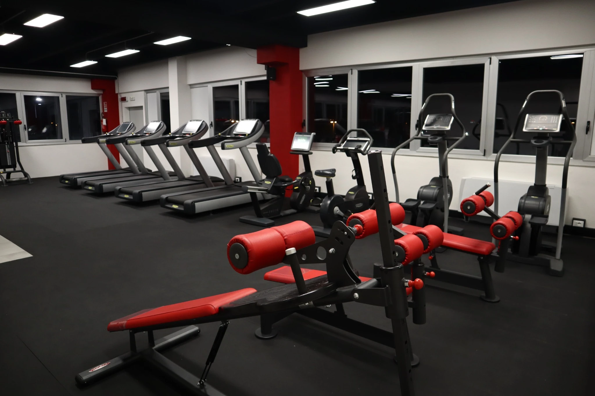 Area cardio con tapis roulant e attrezzature Technogym