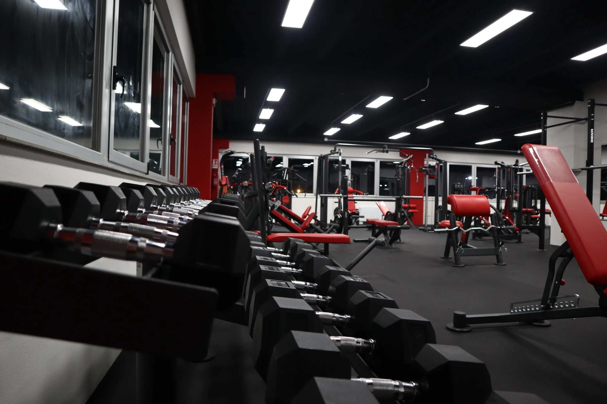 Area pesi liberi e panche di RS Fitness Club